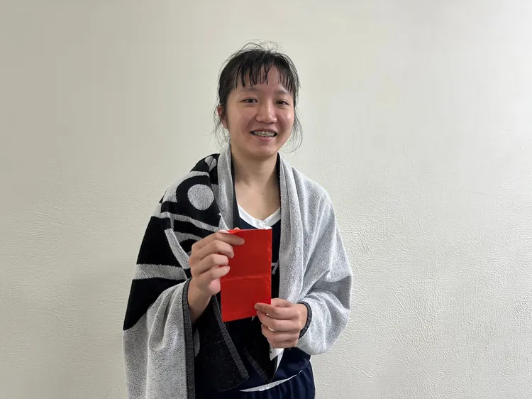 郭又瑄拿著阿公給的紅包。黎建忠攝