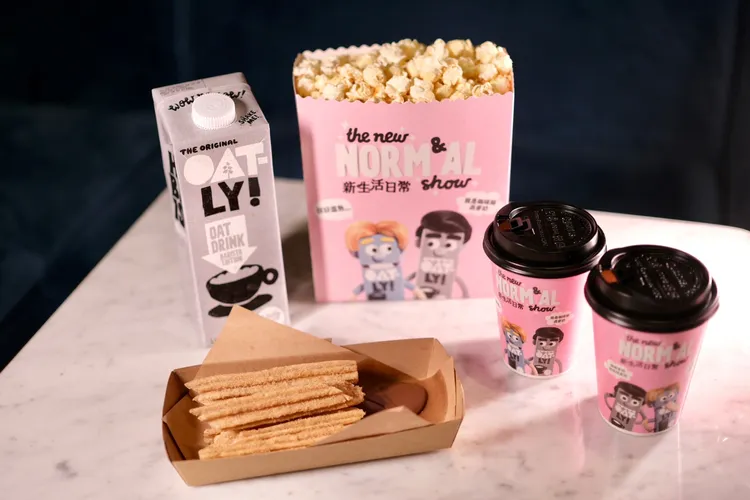 雙人套餐，439元。含2杯燕麥奶飲品、1份中份爆米花、1份熱食。陳志淵攝