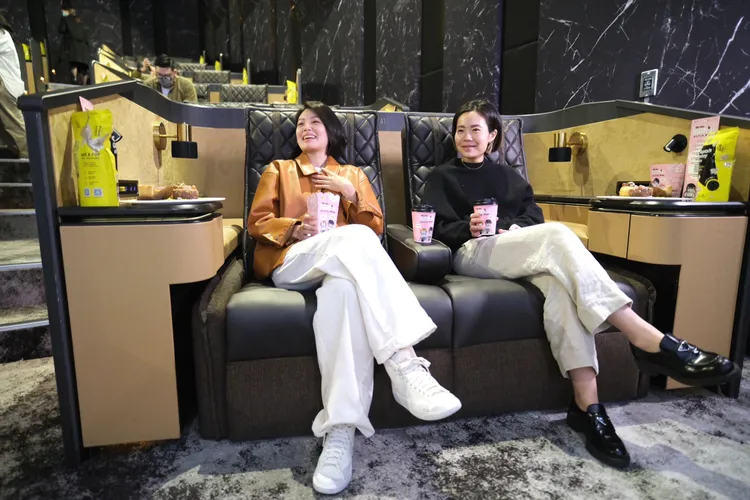 松仁威秀頂級影廳MUCROWN獨家販售法朋、丹尼船長聯名的純素午茶餐點。陳志淵攝