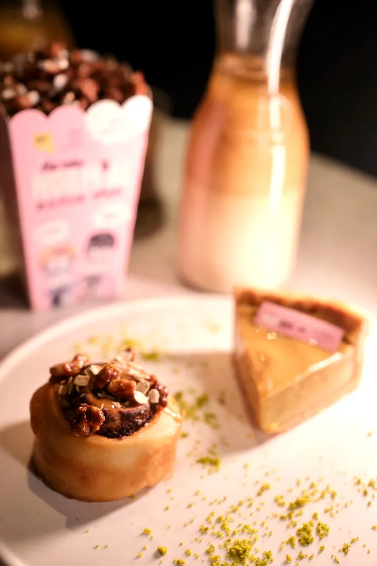 肉桂卷(左)、法式布丁塔。陳志淵攝