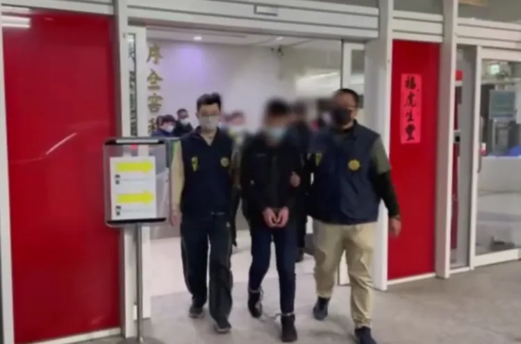 兩名嫌犯被押送地檢署偵辦。警方提供
