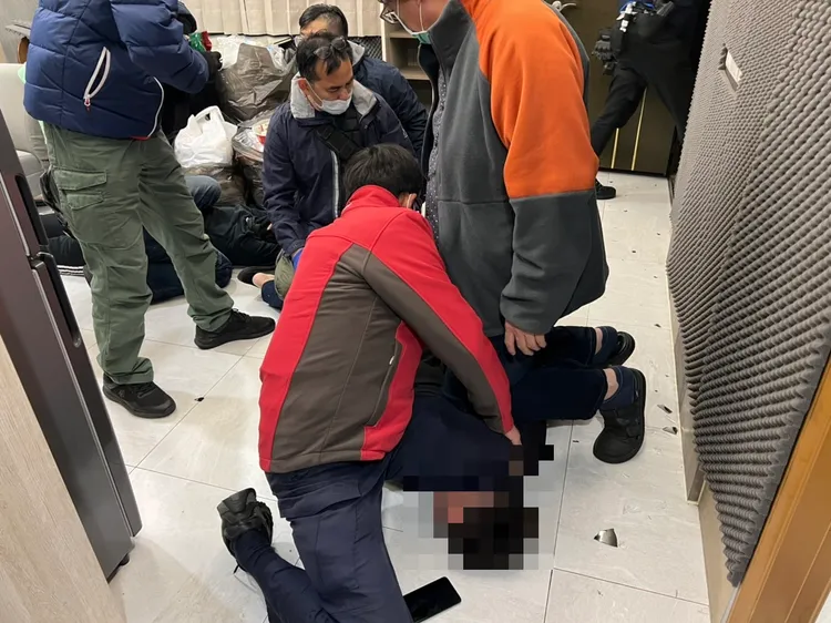 警方壓制住嫌犯。警方提供