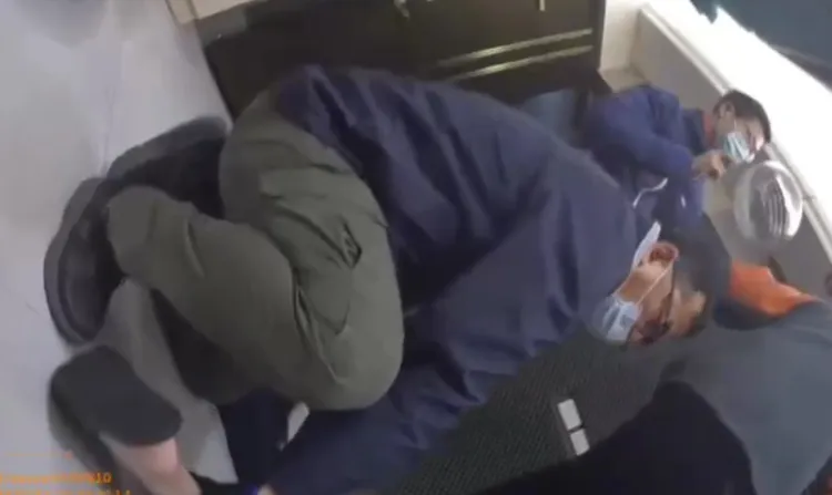 員警與嫌犯扭打。警方提供