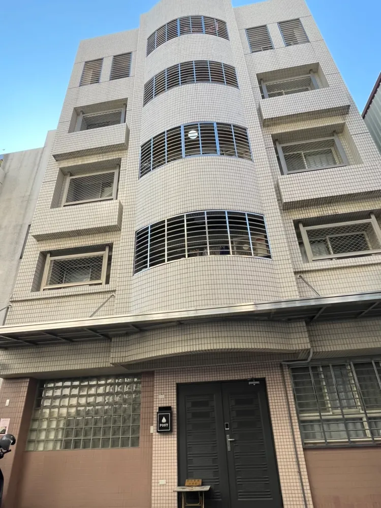 4名被害人遭拘禁在這棟透天厝5樓。周庭慶攝