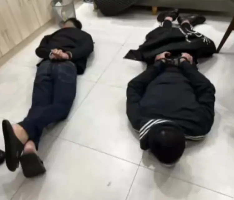 嫌犯被壓制在地上。警方提供