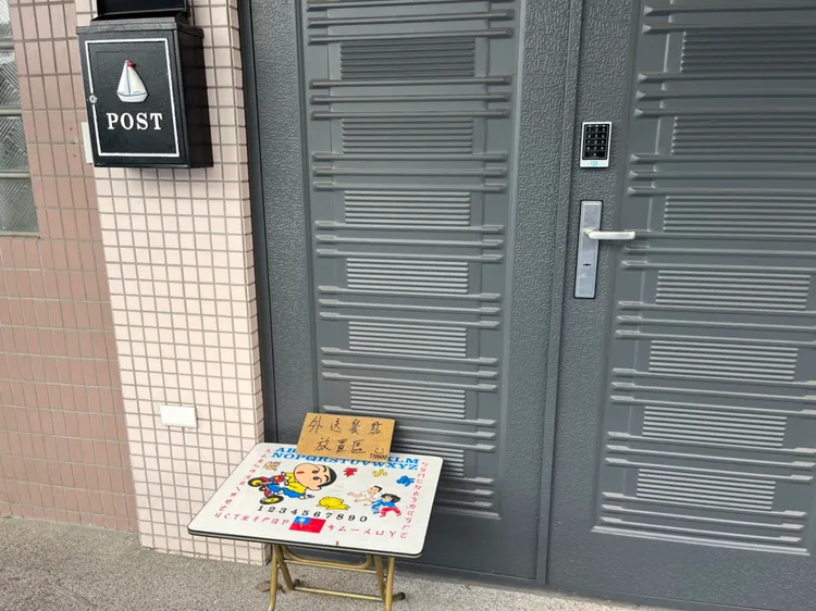 拘禁被害人的透天厝1樓。周庭慶攝