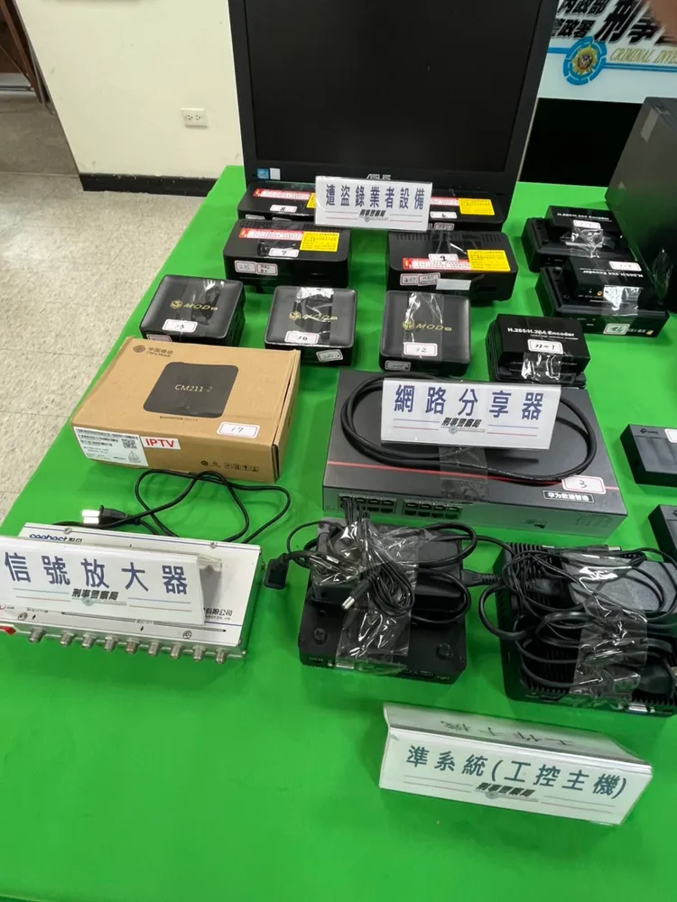 盜錄機房內使用的各項設備。周庭慶攝