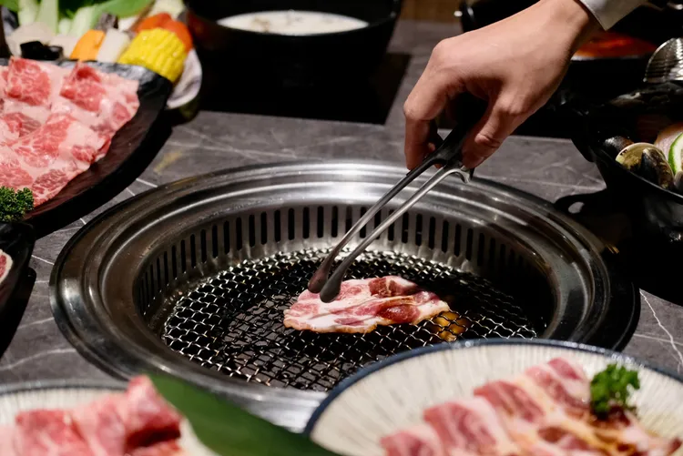 到「築間幸福鍋物」新店京站店吃火鍋，也可以單點燒肉。葉盛耀攝