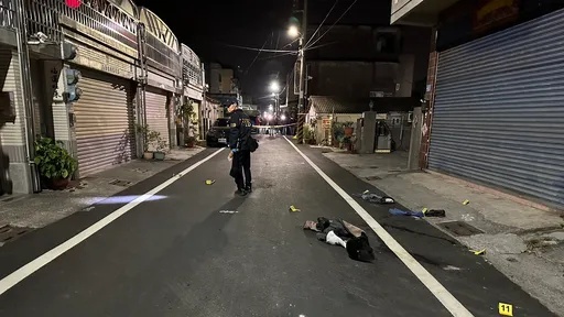 高雄狂男鐮刀砍人 警轟15槍圍捕!他腹腿中彈身亡