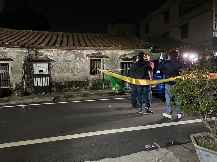 警方到處場理家庭糾紛，不料男子仍持鎌刀攻擊侄子，警方只好開槍制止。讀者提供