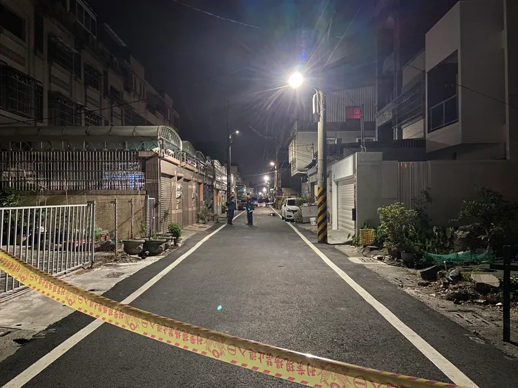 高雄岡山晚間傳槍響，警方制止嫌犯攻擊，開槍射擊，嫌犯傷中不治。讀者提供