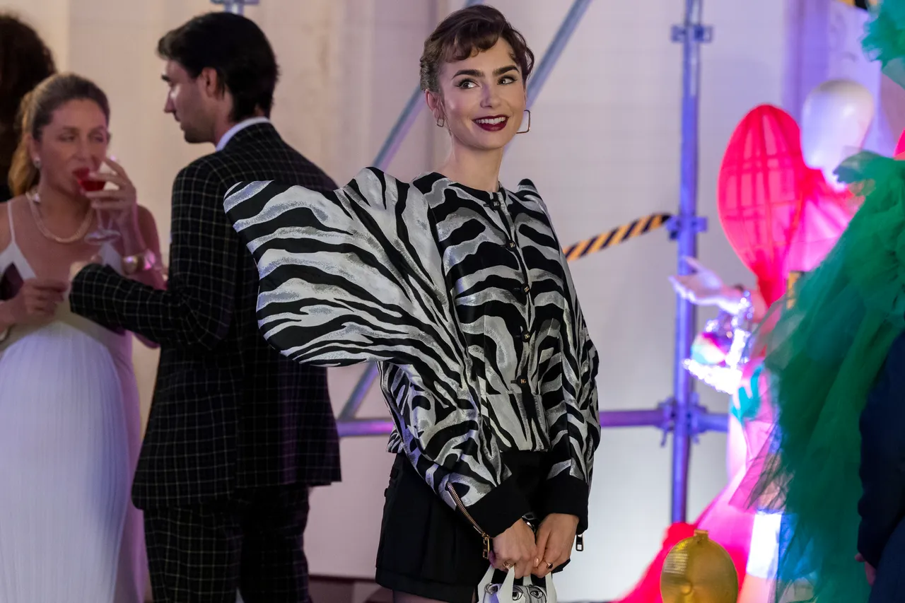 艾蜜莉穿著這件Dolce & Gabbana的斑馬條紋浮誇澎袖外套,出席Pierre Cadault活動。
