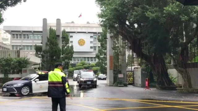 在雙北警方及國道警察的層層戒護下，調查局將毒品運送到木柵焚化爐。調查局提供