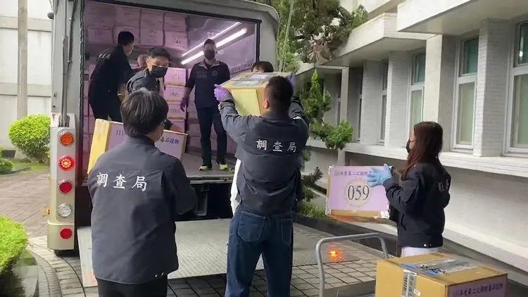 調查官搬運待銷燬毒品上車。調查局提供