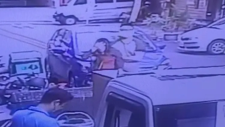 狼司機看似攙扶，卻是趁機「捧胸」。被害人提供