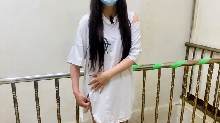 她死命拉住安全褲，仍被摸進下體。王志弘攝