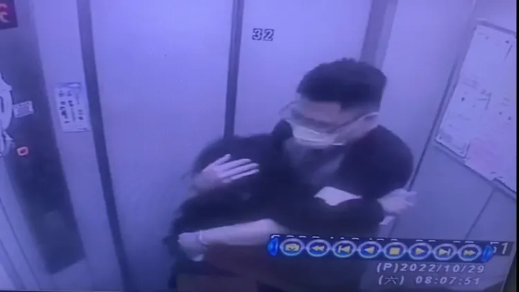 進電梯便將人拉進懷中。被害人提供
