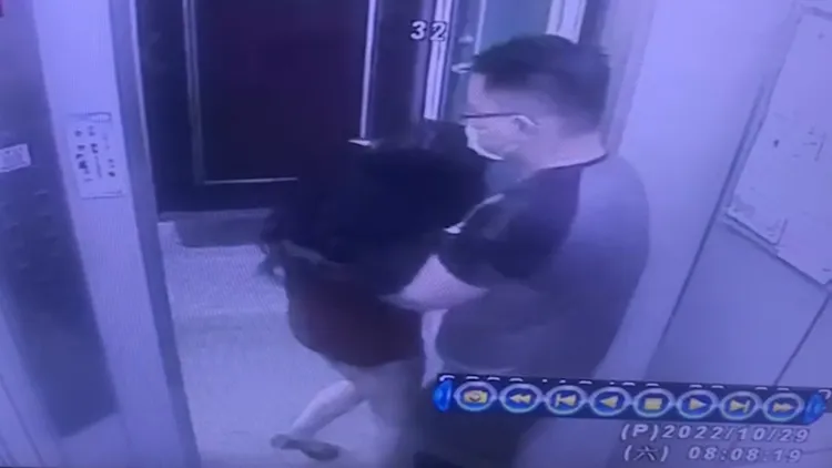 門一開，便把人架出電梯直闖香閨。被害人提供