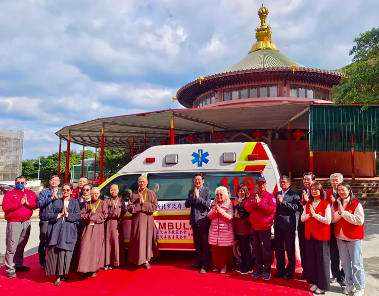 靈鷲山佛教教團發揮釋迦牟尼佛佑民、救護眾生精神，捐贈新北市救護車1輛。新北市消防局提供