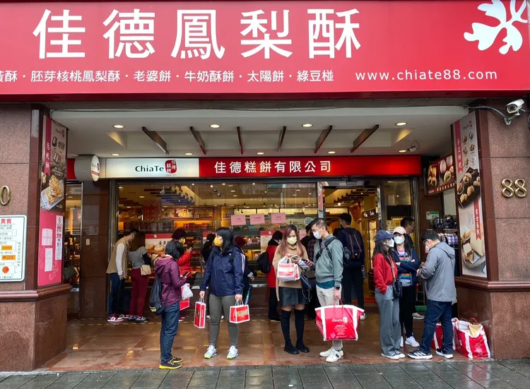 佳德鳳梨酥店今早店外排隊人龍。陳明中攝