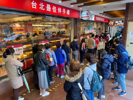 現場直擊|佳德鳳梨酥「站著賺有骨氣」 門市人潮爆棚!排隊搶用新台幣下架