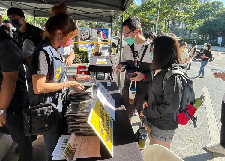 刑大幹員在現場充當銷售人員，義賣限量警犬桌曆。台中市刑大提供