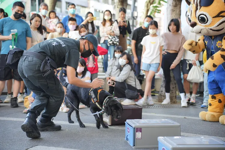 警犬隊幹員引導警犬在現場進行爆裂物聞嗅。台中市刑大提供