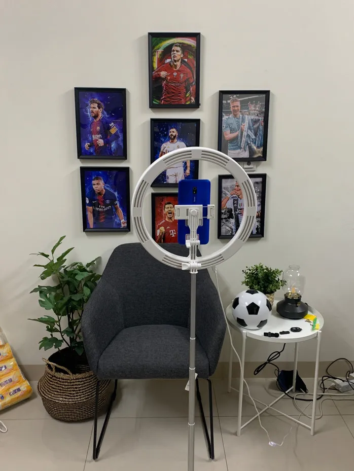 白姓主嫌的博弈集團，在機房架設電腦、麥克風、讀稿機及環狀補光燈，請陳姓女子當同夥，拍攝賽事分析影片吸引賭客。讀者提供