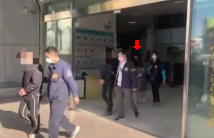 警方逮捕白姓主嫌、陳姓女主播（紅色箭頭處）等6名嫌犯，訊後依賭博罪移送法辦。讀者提供