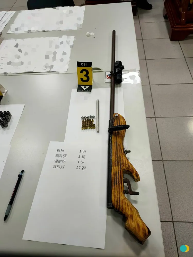 警方查扣高男所持有的獵槍1把、鋼珠彈5顆、通槍條1個、喜得釘27顆。警方提供