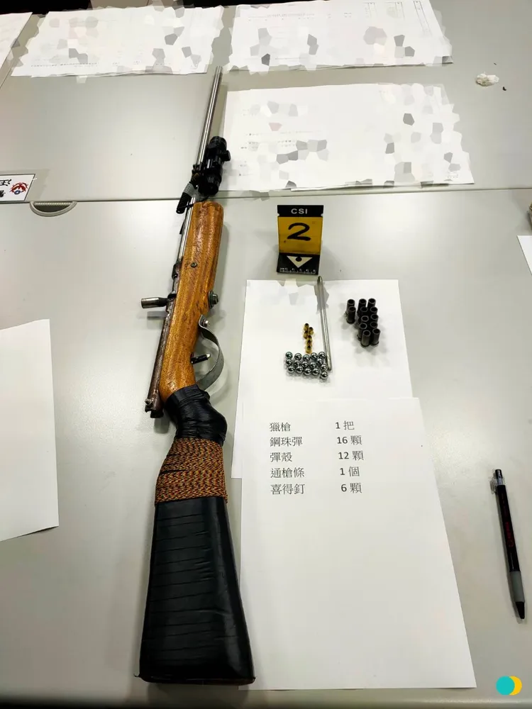警方查扣王男持有的獵槍一把、鋼珠彈16顆、自制彈殼12顆、通槍條1個、喜得釘6顆。警方提供