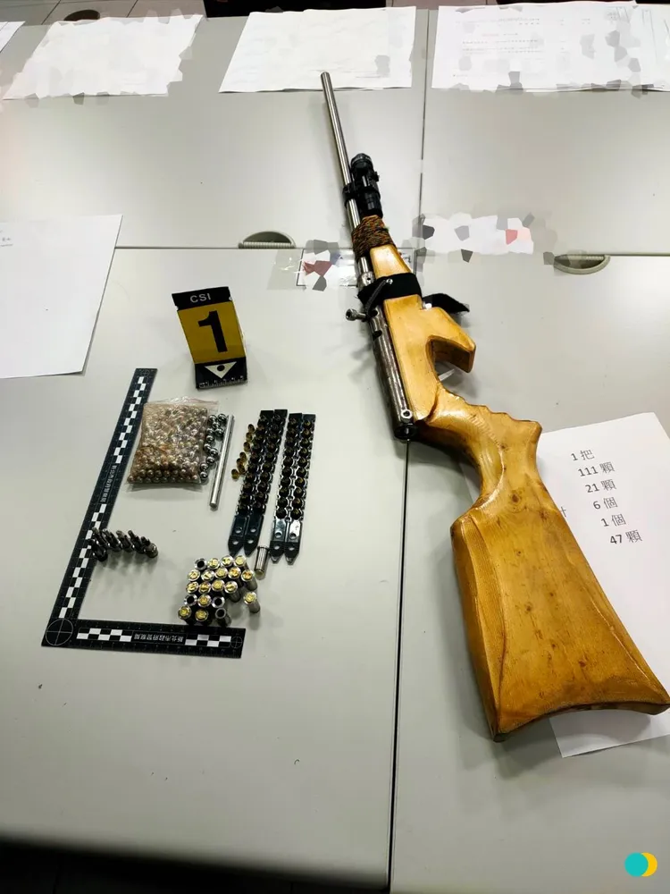 警方查扣宗男所持有的自制獵槍一把、鋼珠彈111顆、自制彈殼21顆、自制撞針6個、通槍條1個、喜得釘47顆。警方提供