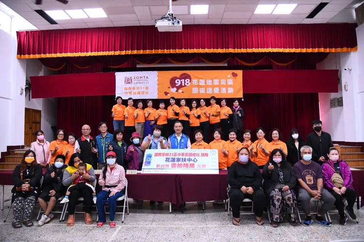 崇她社捐助花蓮地震紅單戶災民。花蓮縣政府提供