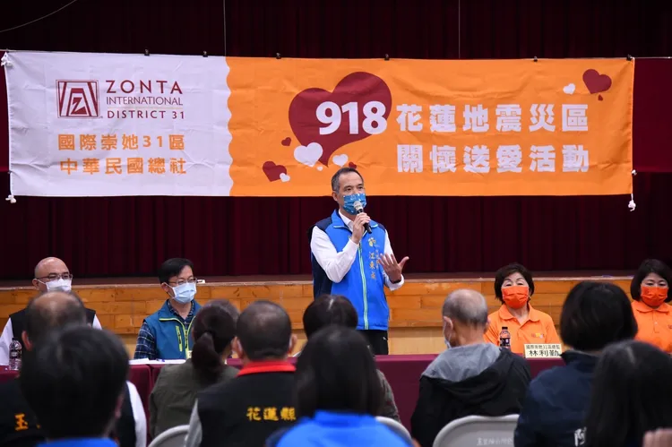 玉里鎮代理鎮長江東成感謝崇她社慷慨解囊。花蓮縣政府提供