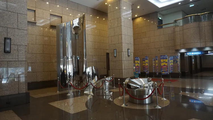 「長谷世貿聯合國大樓」房價長期低迷，主因是停車空間不足又沒大眾運輸系統，管理費單坪達90元。葉家銘攝