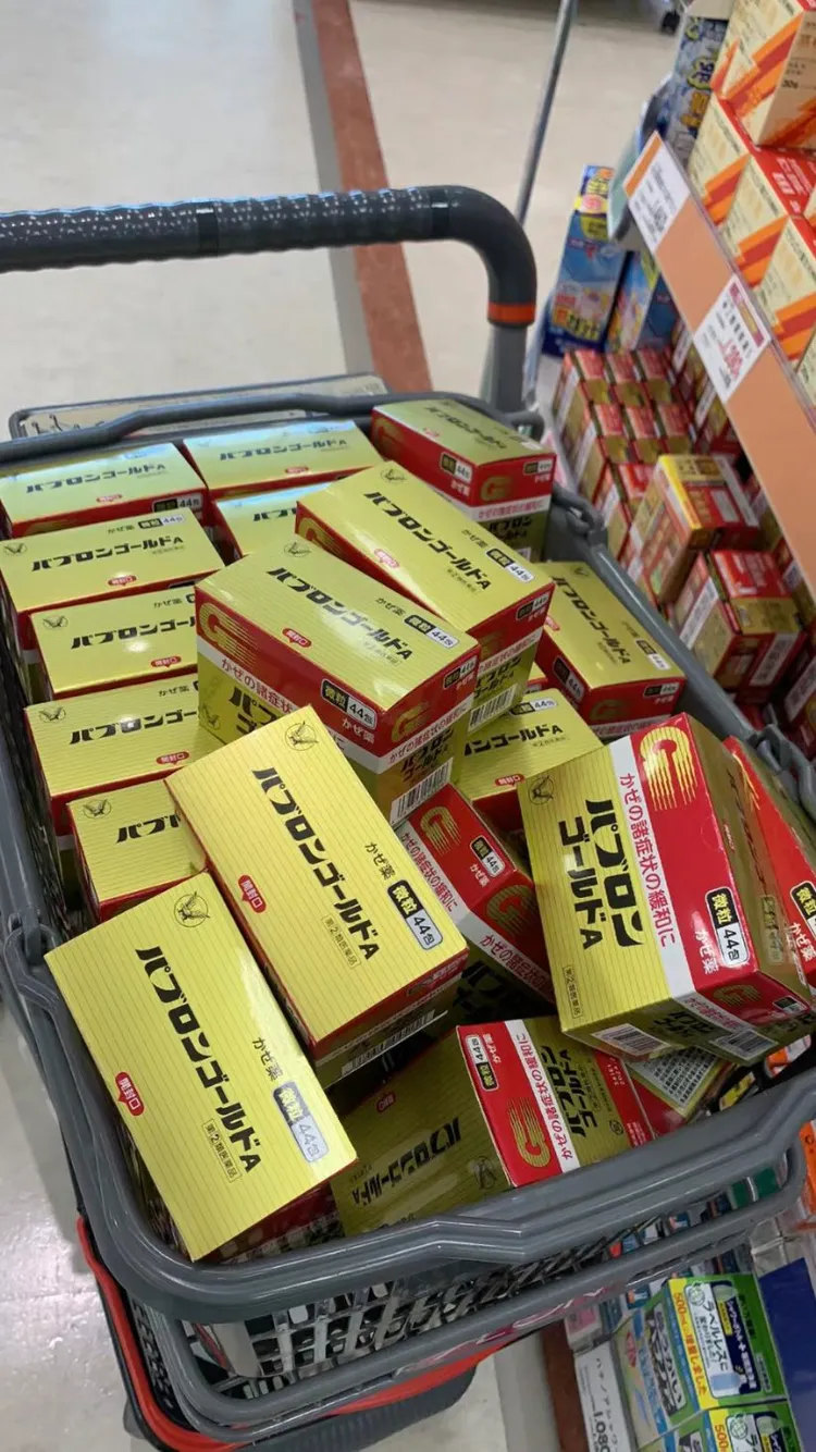 中國民眾前往日本藥妝店搶購「神藥」。翻攝推特@S10408978
