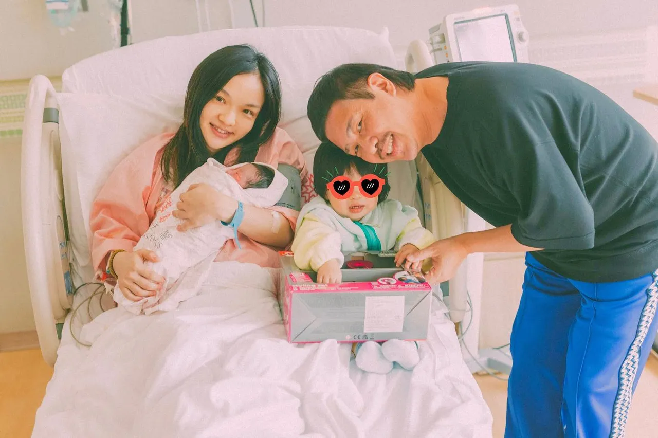徐佳瑩女兒露臉了!一家四口首曝光。翻攝臉書「LaLa徐佳瑩」