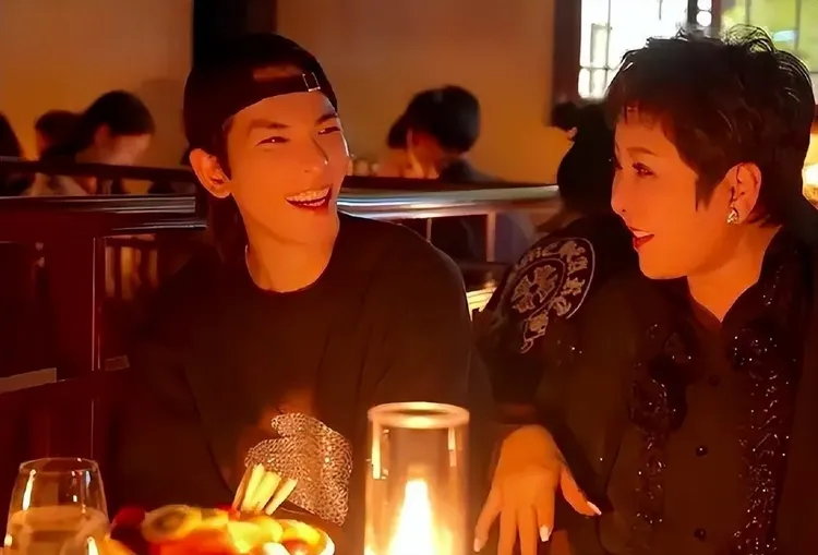 蕭敬騰（左）多年前認向太當乾媽，時常相聚。翻攝向太抖音