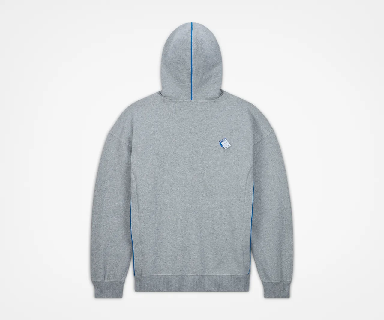 衣标刻意缝歪，表现独特性。品牌提供