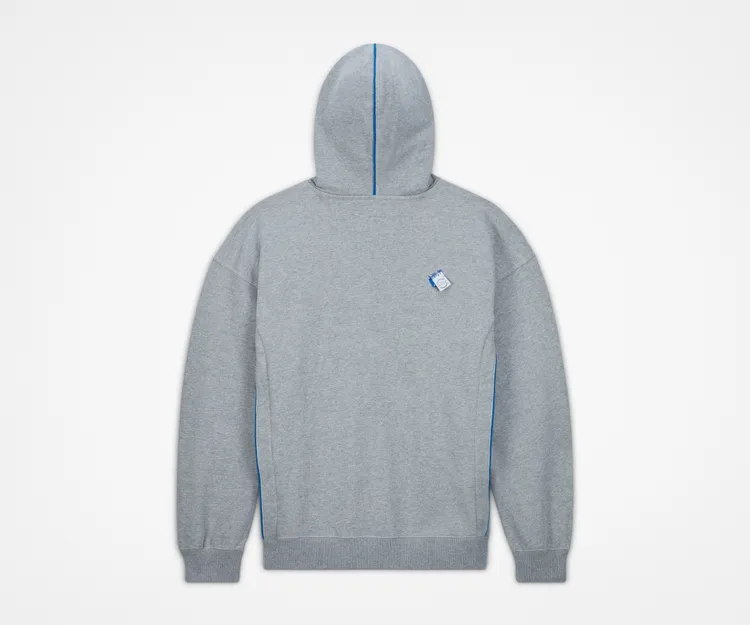 衣標刻意縫歪，表現獨特性。品牌提供