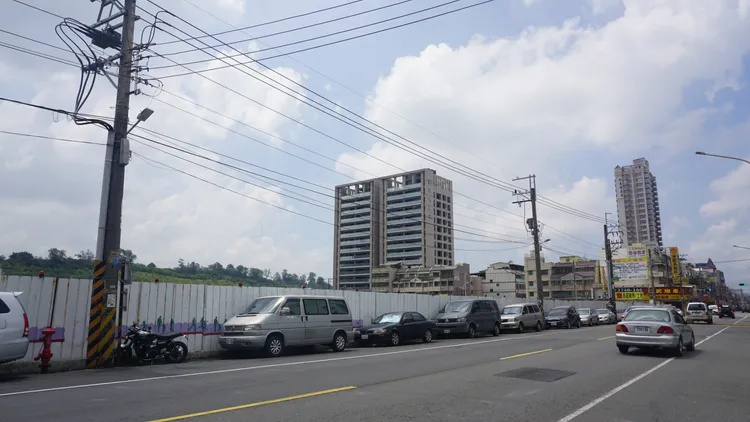 800萬元購屋預算在郊區買屋可買到標準2房新屋，但若在市區僅能買極端小宅。葉家銘攝