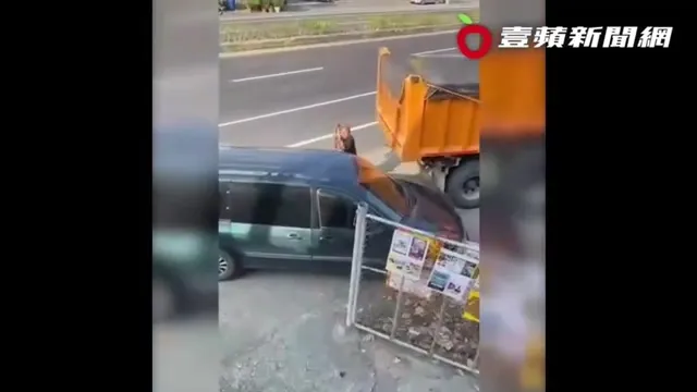 沈男持棍砸車與人等。民眾提供