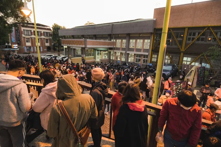 會場採總量管制，大批遊客排隊等待進場。文化局提供