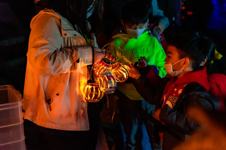 小朋友提燈探險夢幻山林。文化局提供