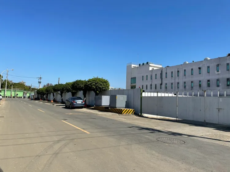 發生工人墜落的工地。民眾提供