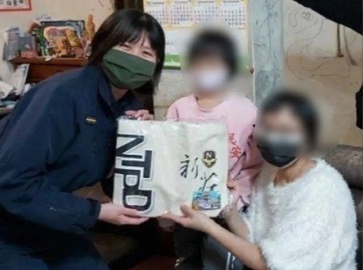 警方在農曆年前寒冬送暖，讓弱勢家庭能過好年。警方提供