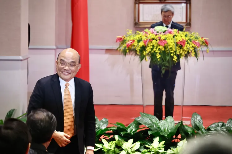 陳建仁現場邀請官員鼓掌感謝蘇貞昌，蘇起身致意。林林攝