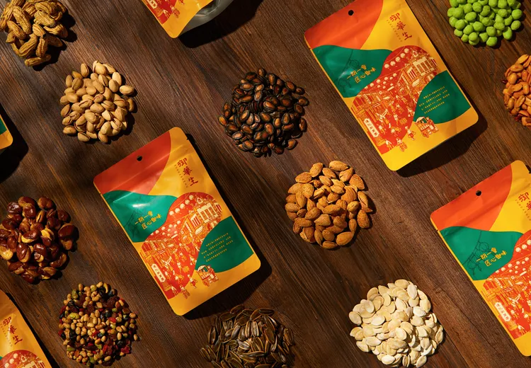 堅果禮盒內含黑公主花生、開心果與蒜味蠶豆等多種花生堅果，特價1000元。業者提供