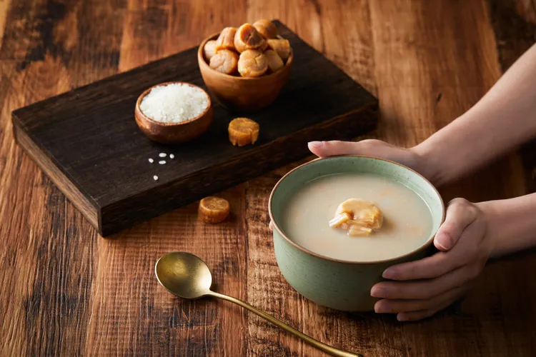 埕米峰x御華生販售頂級南北貨、花生堅果，以及融合店內南北貨與白米，依循古法慢燉成的獨家養生粥糜。業者提供