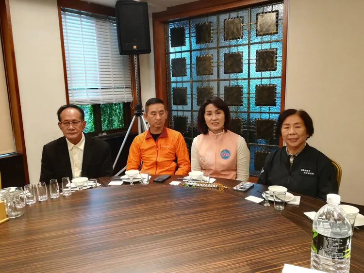 餐會邀立委陳超明（左1）、副議長張淑芬（右2）等人參與。民眾提供